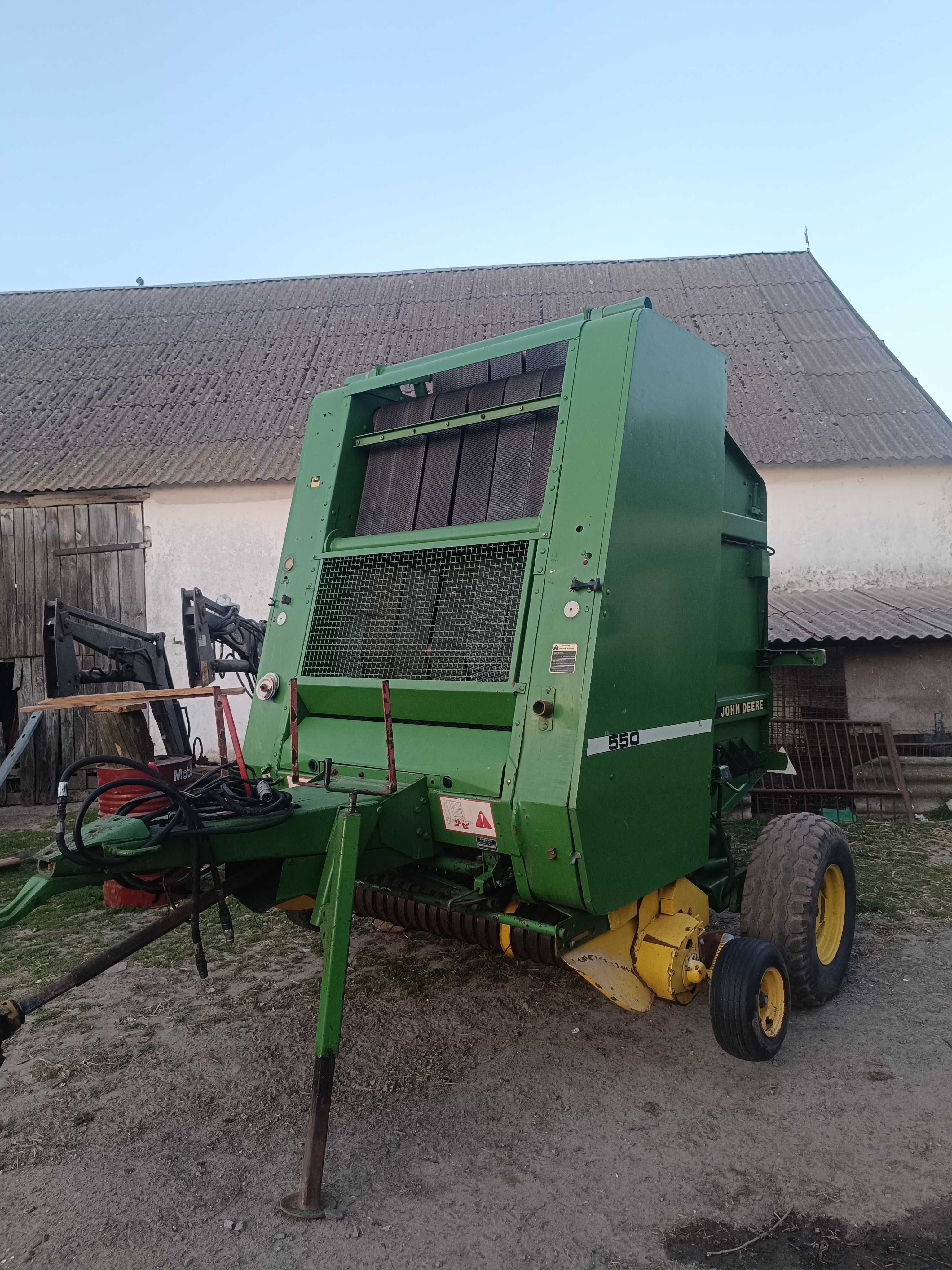 Prasa John Deere 550 szeroki podbieracz