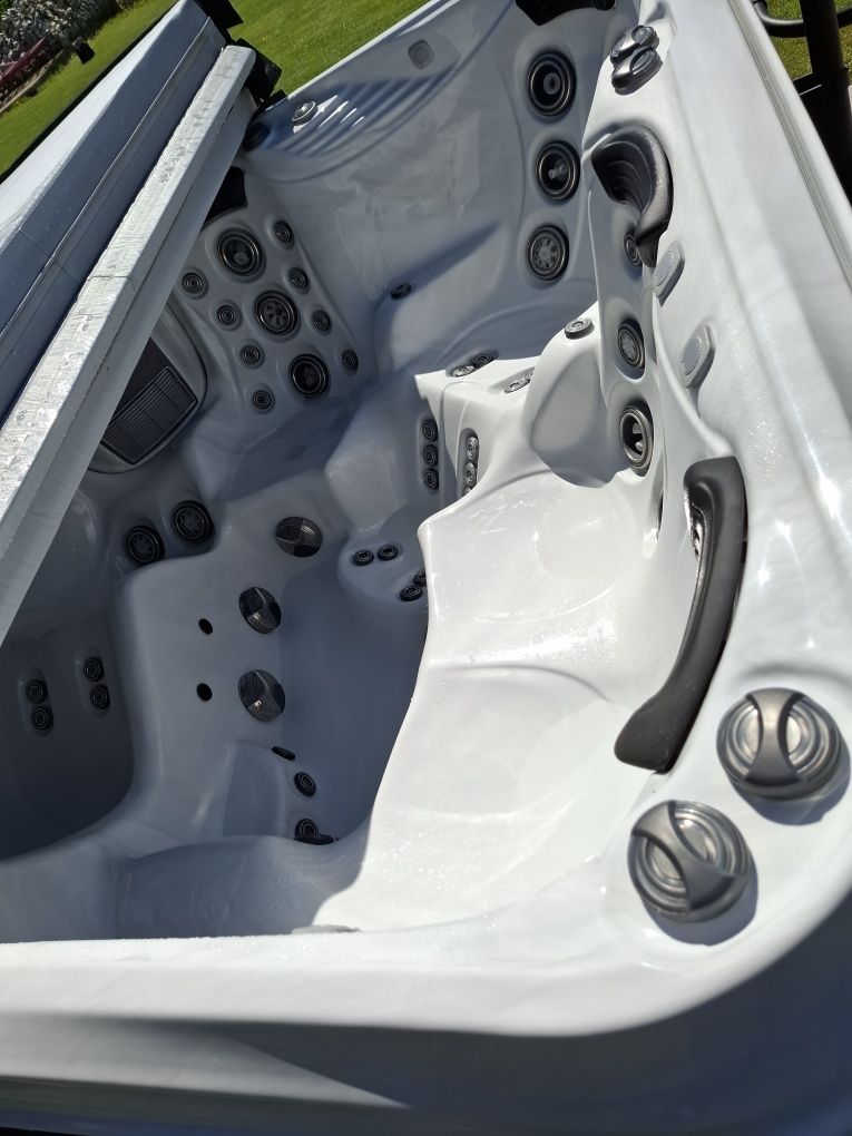 Jacuzzi  Sunrise Spas Ultimate Collection