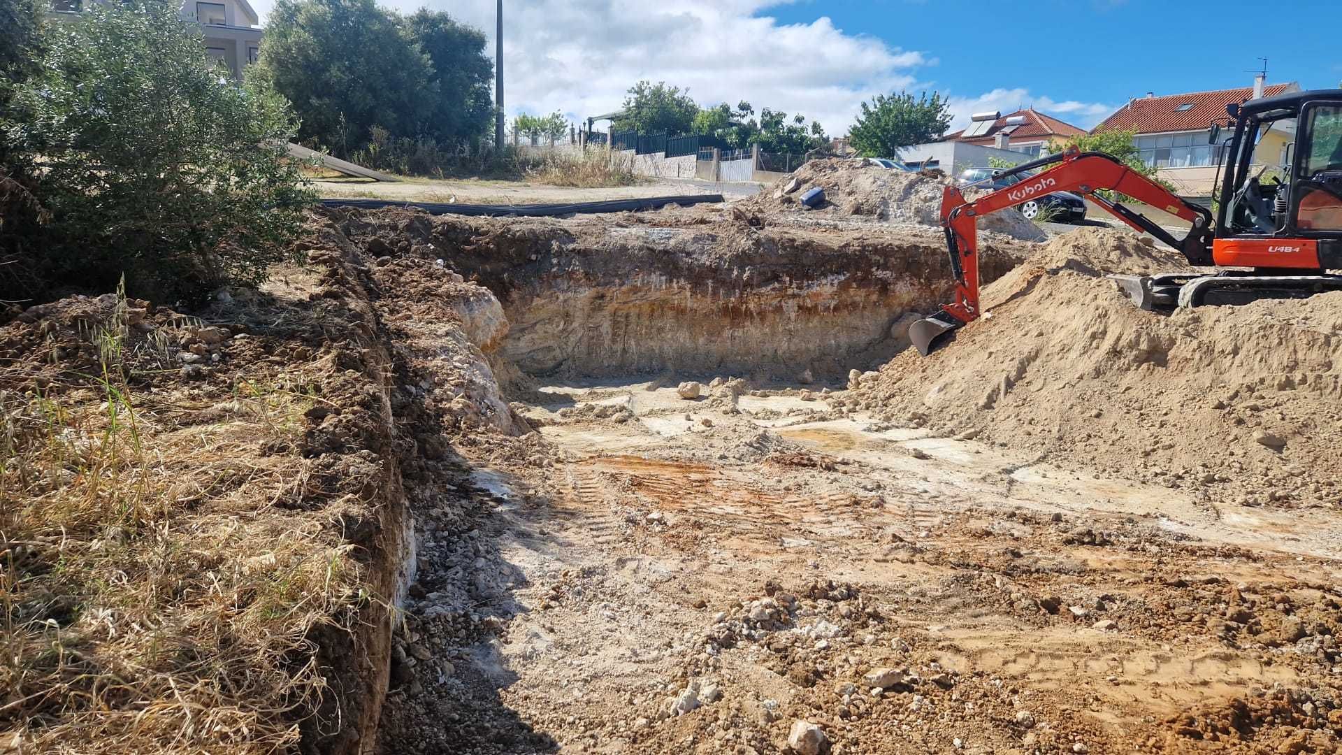 Serviço de aluguer escavadora e transporte mercadorias