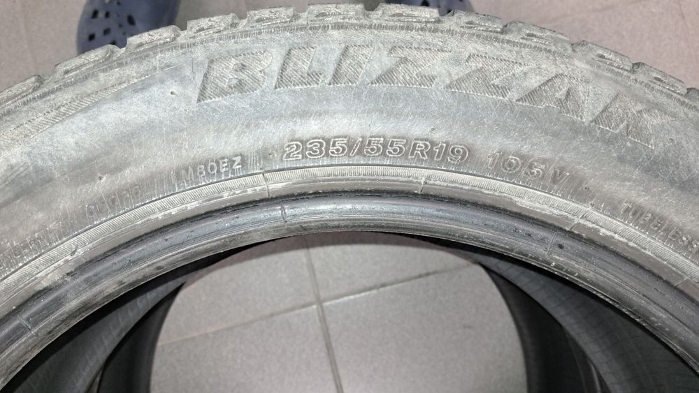 2 szt opon zimowych Bridgestone  Blizzak  lm 80. 235/55/19  105V