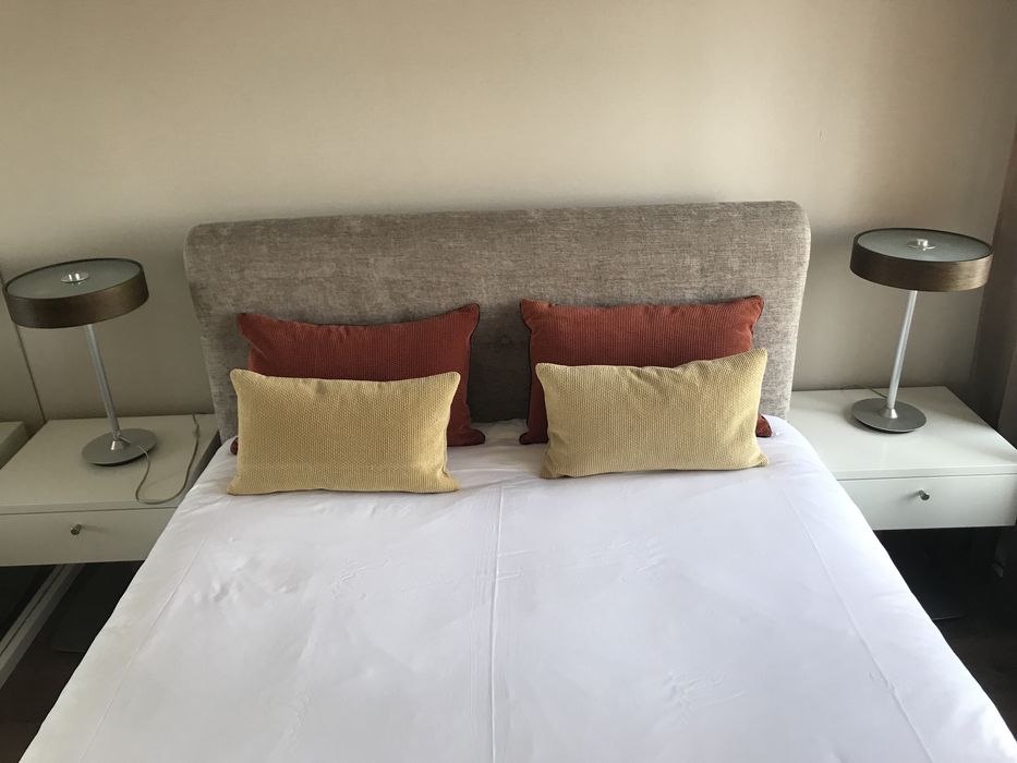Cama e mesas de cabeceira. Só posso libertar em Dezembro.