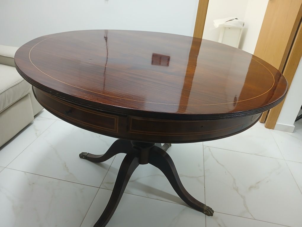 Mesa de jantar em madeira
