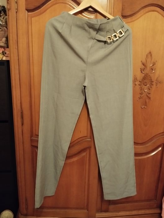 Calças clássicas novas.