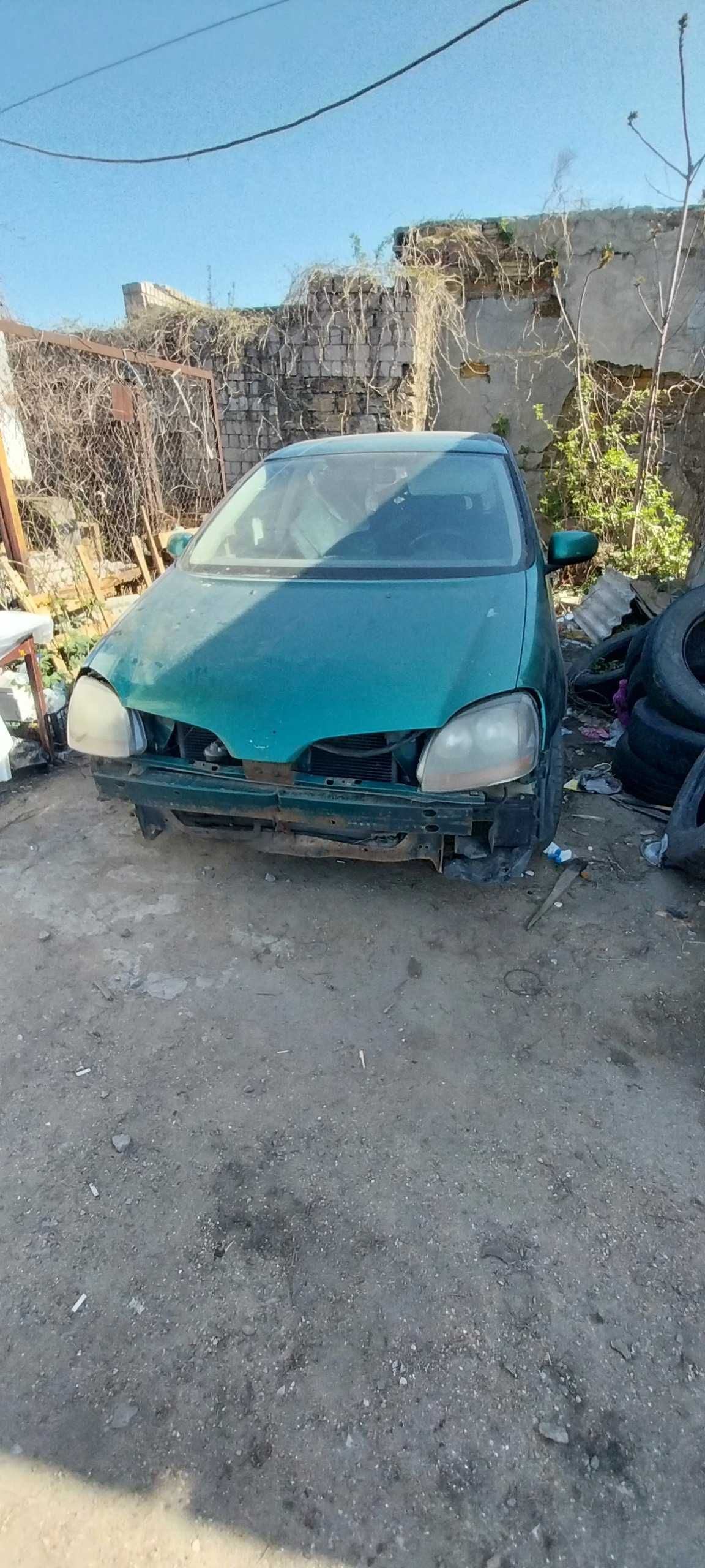 Розбираю Nissan Almera Tino