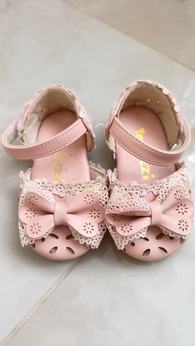 Туфлі,босоніжки нові,