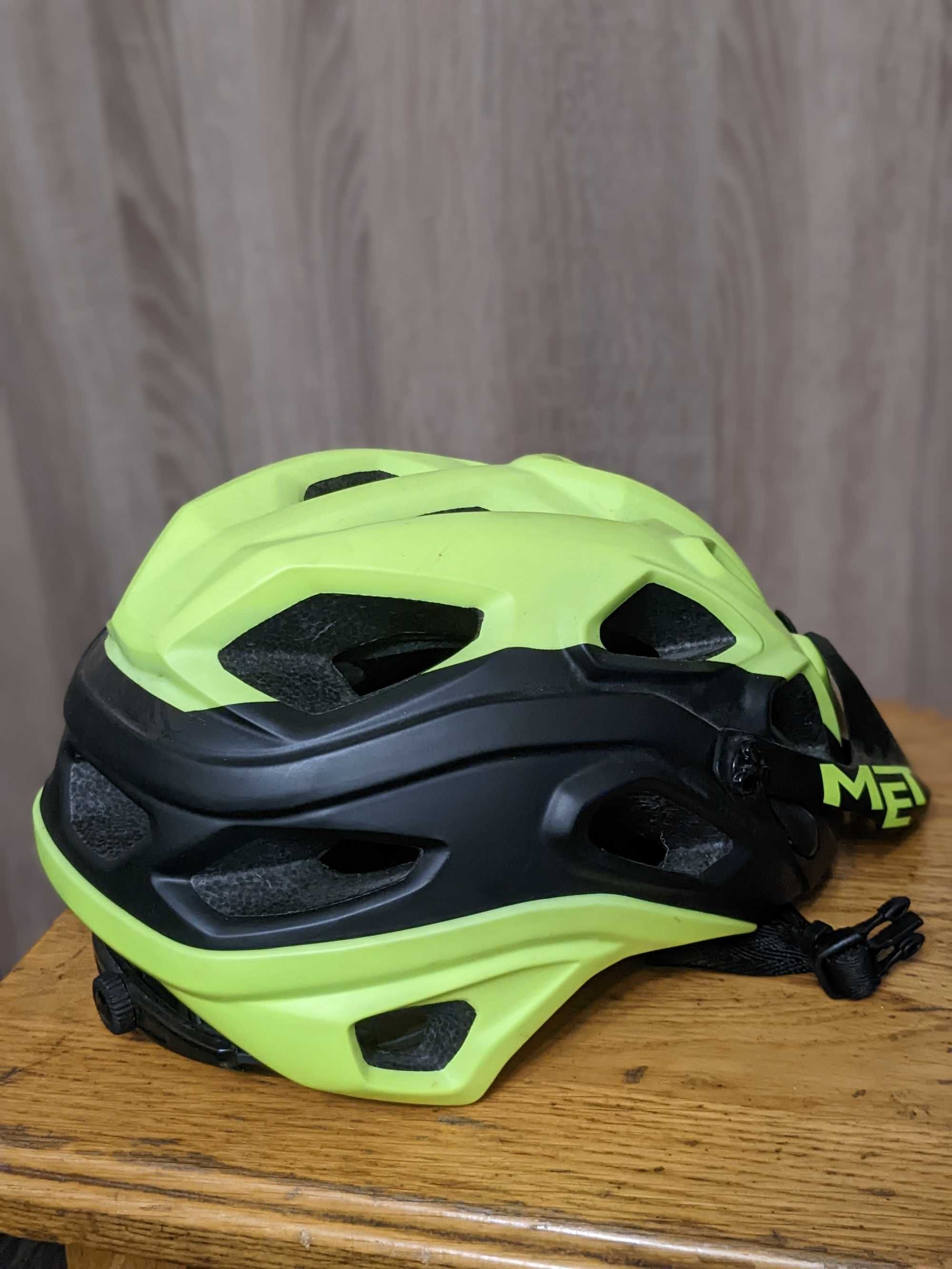 Велошолом MET/BLUEGRASS Lupo Yellow Fluo Black | matt