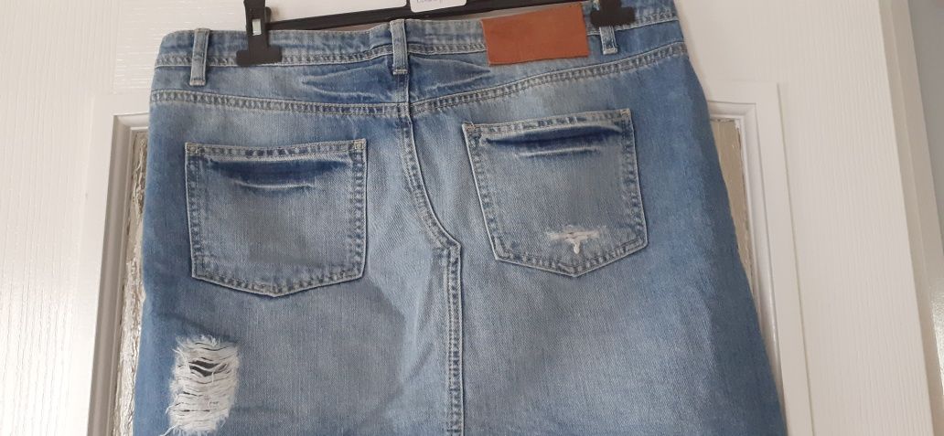 Spodniczka jeansowa z przetarciami
