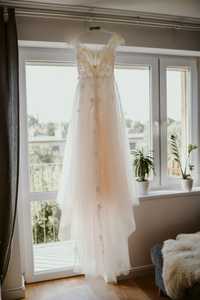 Suknia ślubna z trenem i ręcznie robioną koronką