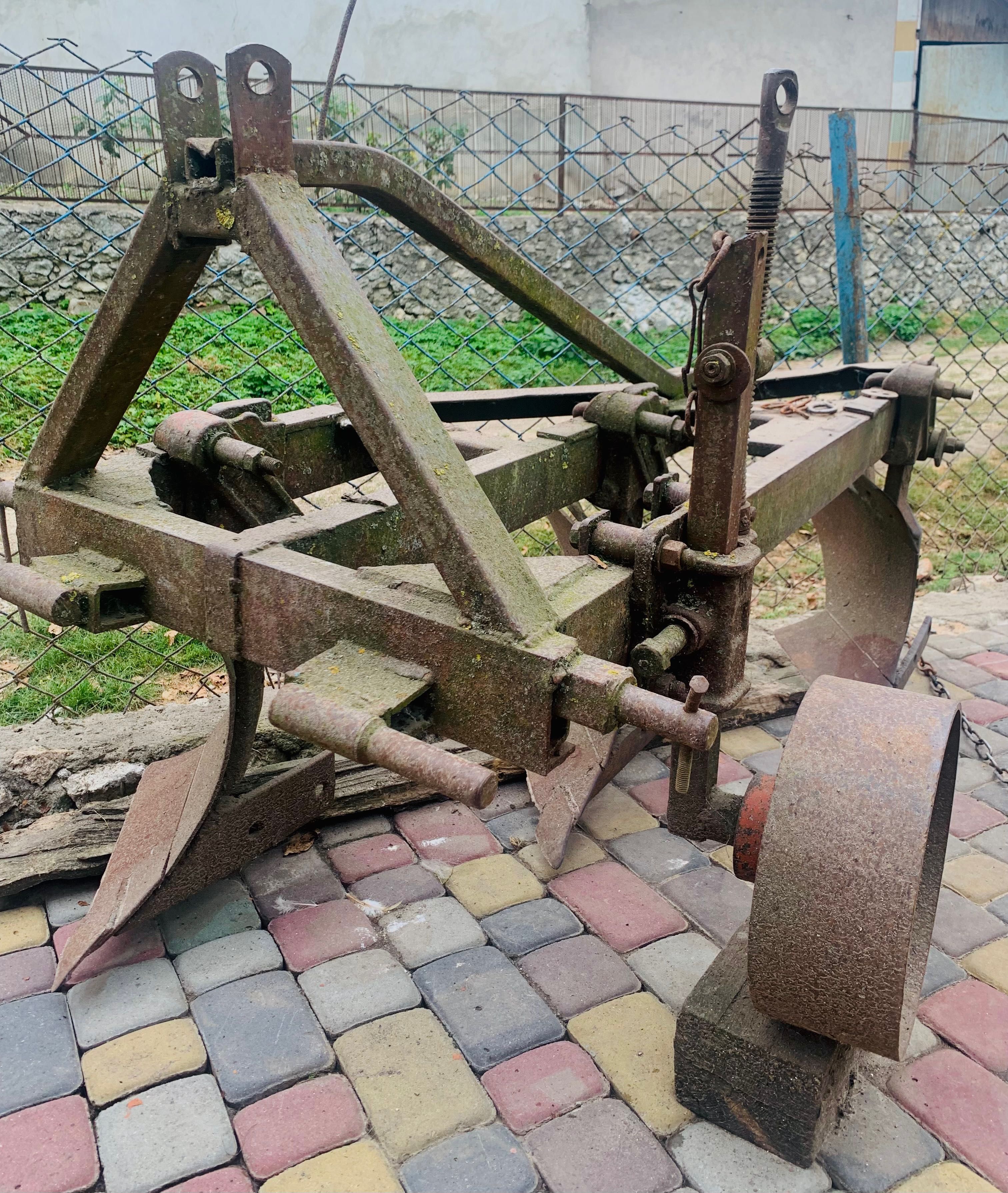 Плуг трьохкорпусний до Т-40