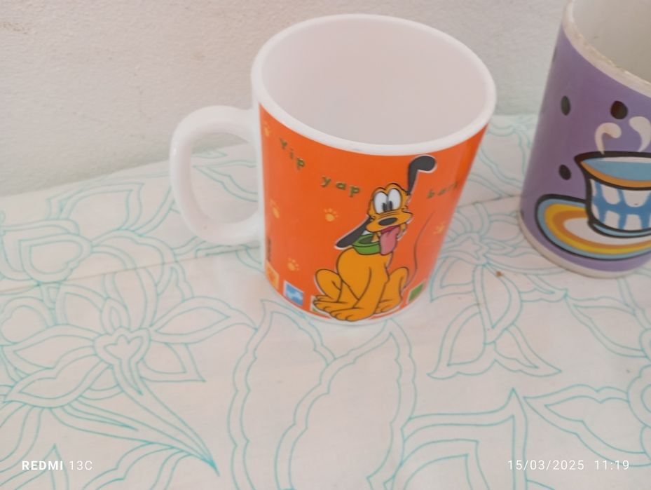 Conjunto de três canecas de motivos infantis