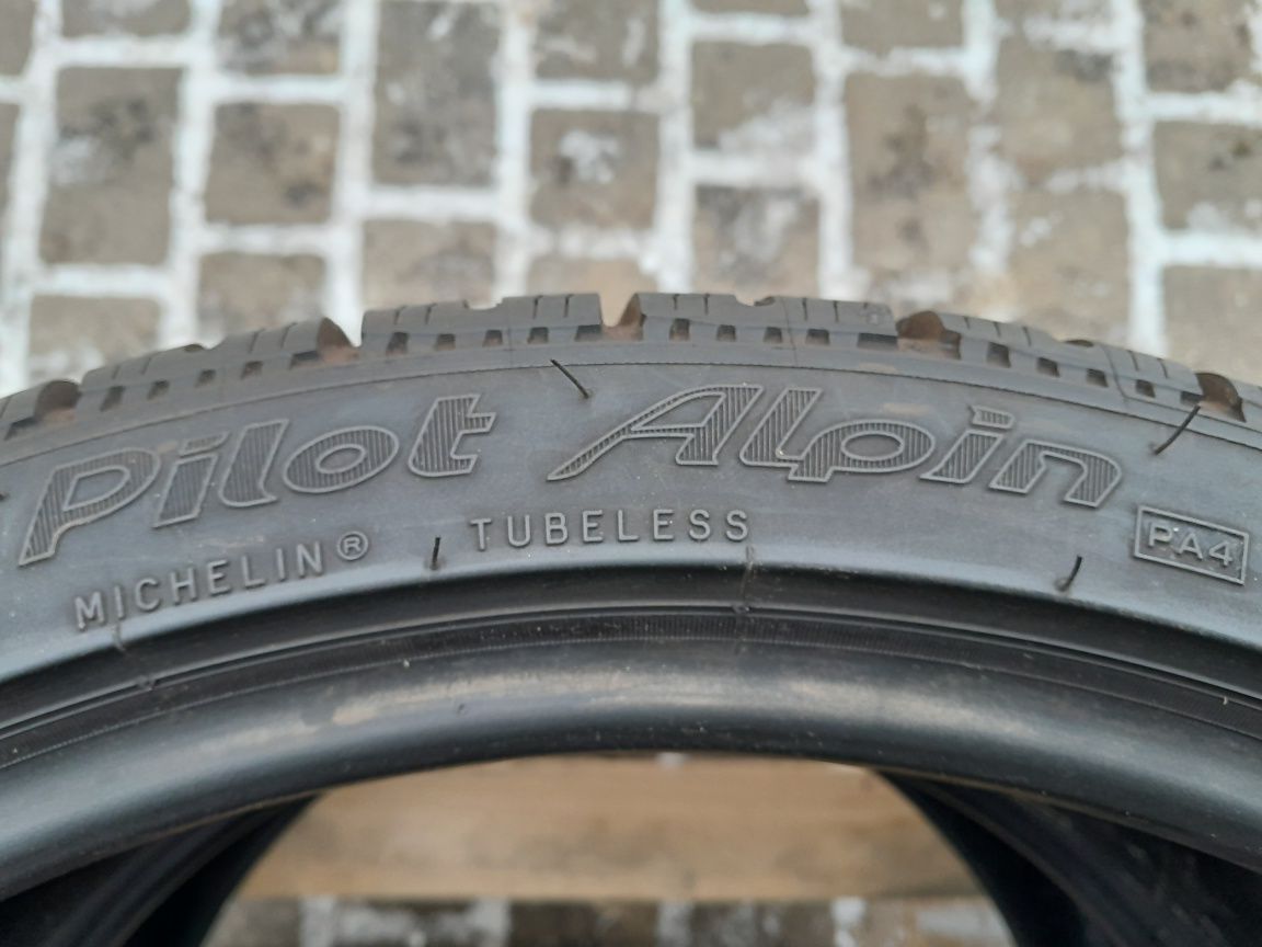 235/35R19 91W MICHELIN , dwie opony zimowe.