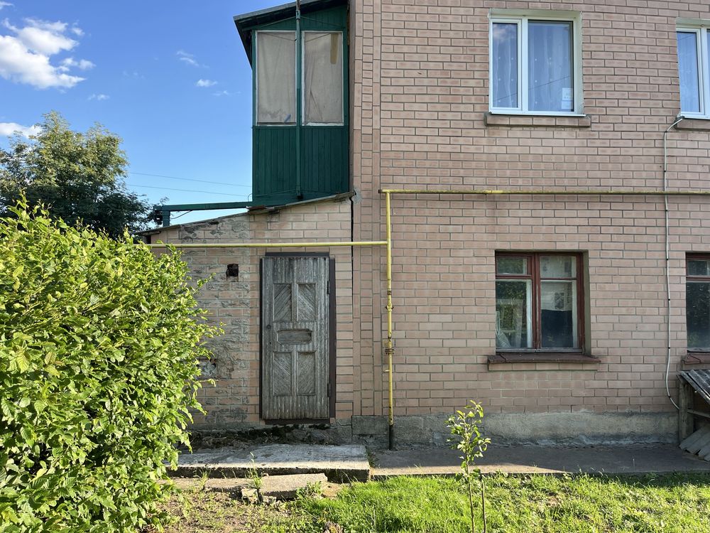 Продаж трикімнатної квартири з власним входом та чудовим розташуванням