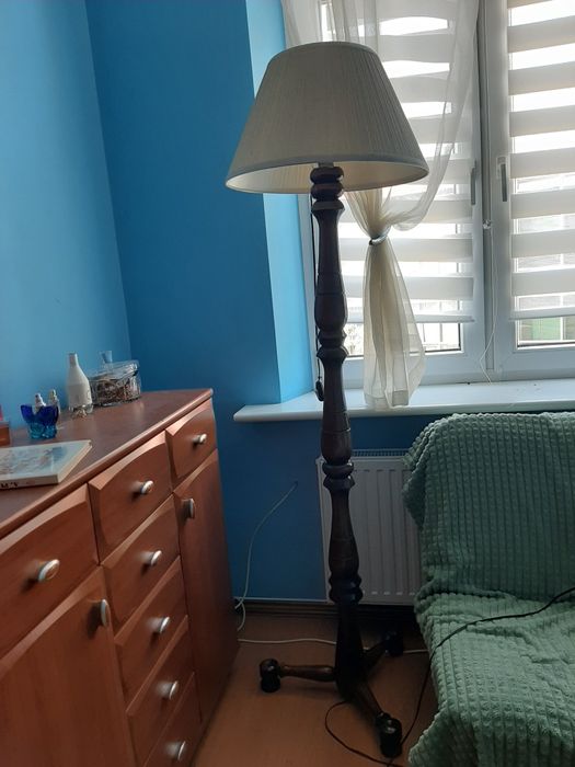 Duża lampa z ciemnego drewna