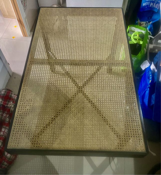 Mesa de madeira com tampo de vidro