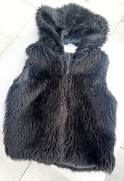 Czarny futerkowy bezrękawnik