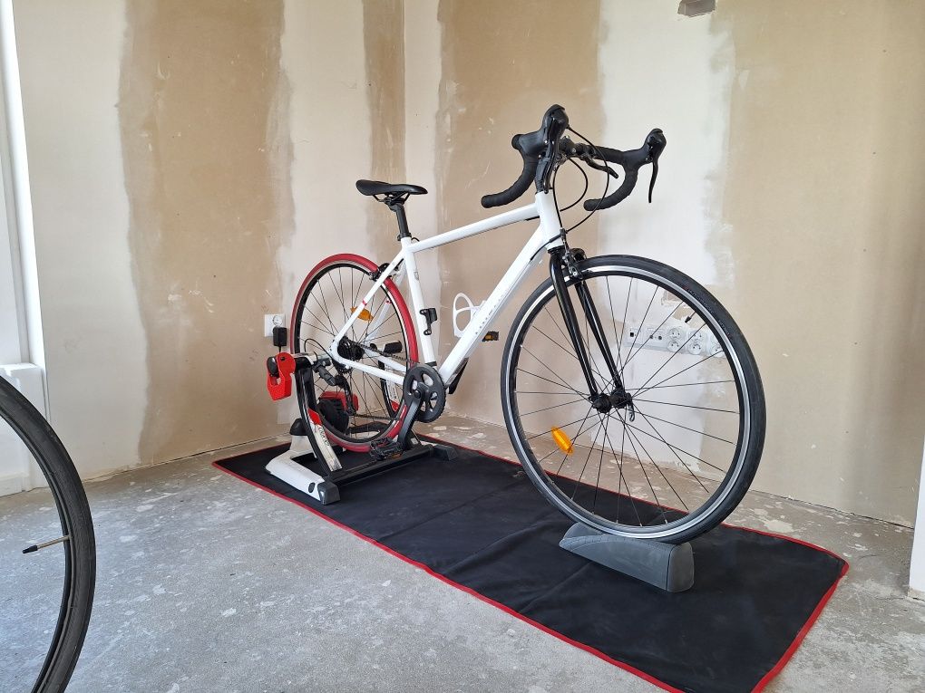 Zestaw: rower szosowy Triban Easy D rozmiar S + trenażer Elite Qubo