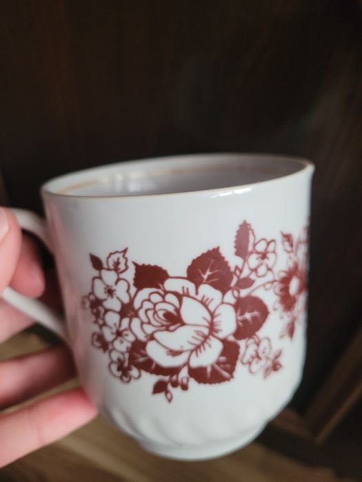 Віддам чашки з різними малюнками але однієї форми. 8шт