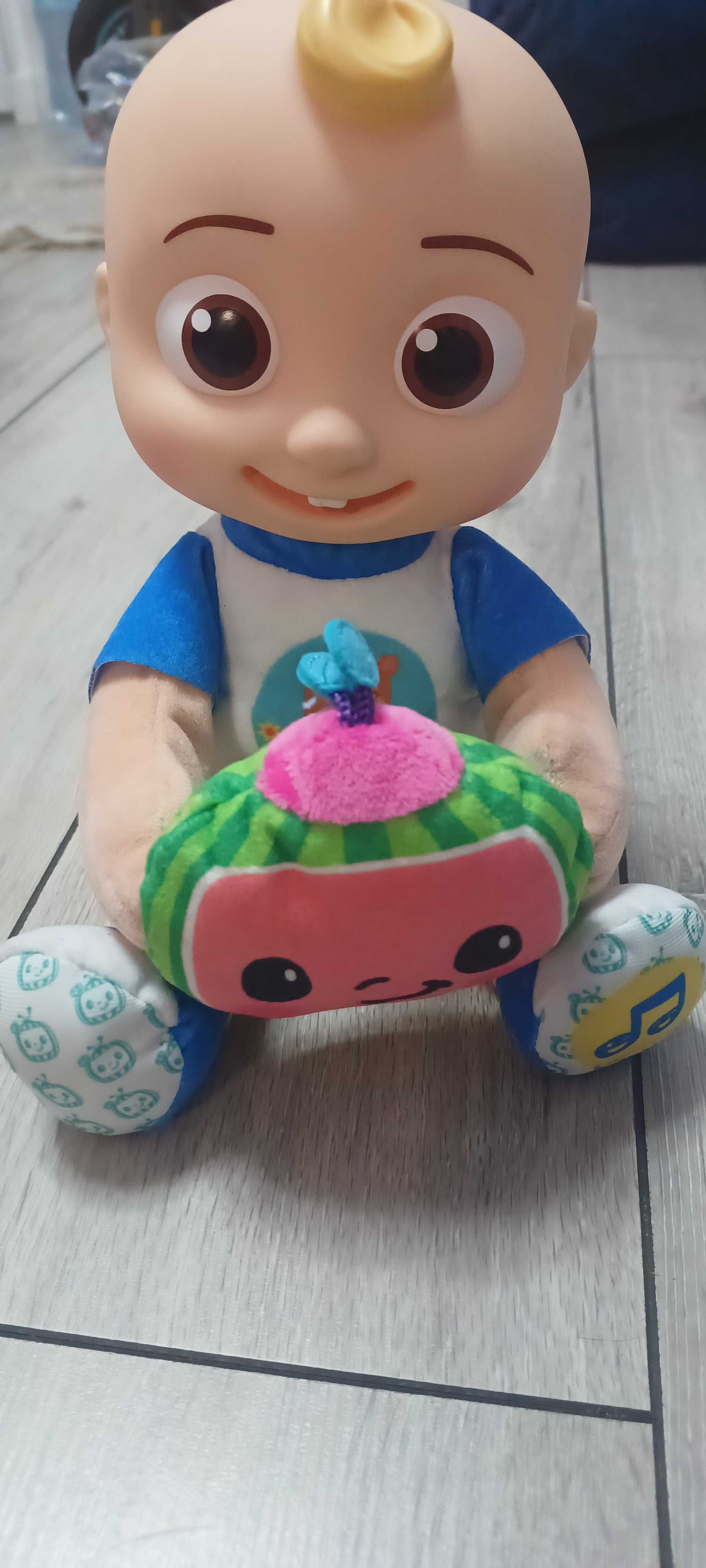 Lalka cocomelon śpiewająca po angielsku i ruszająca rękami