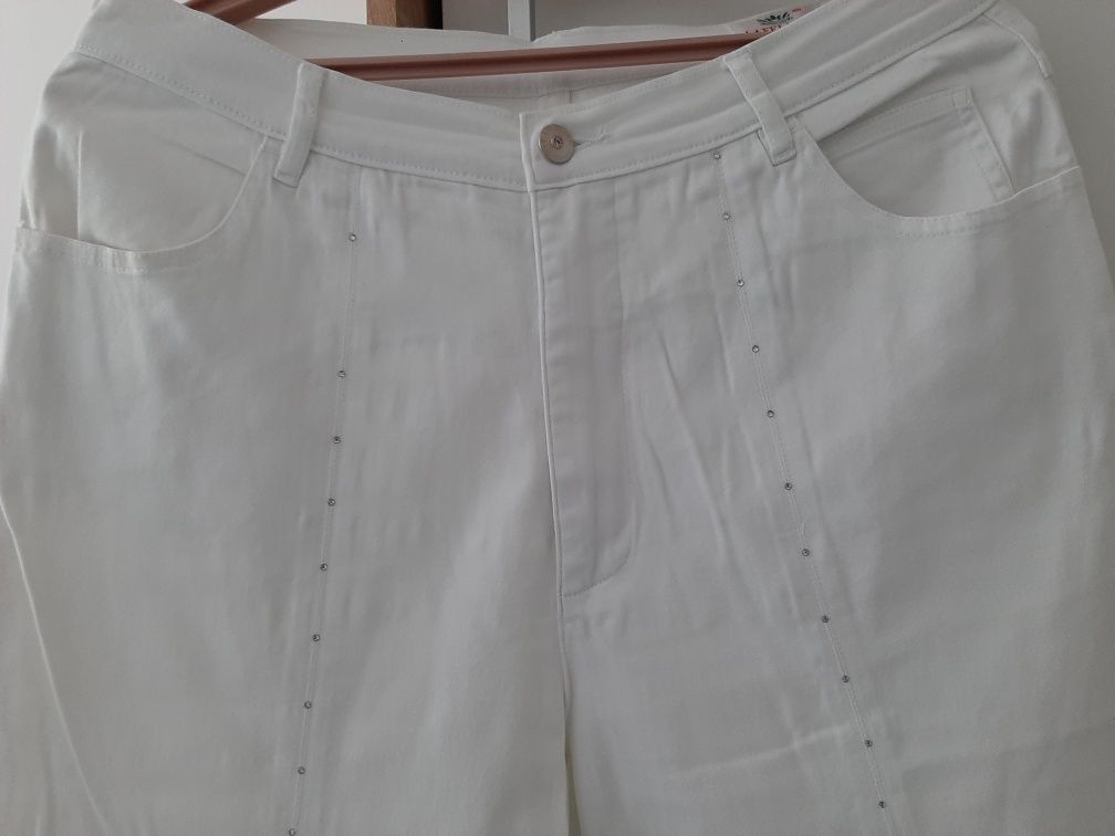 Spodnie damskie białe z cekinami i zamkami na dole