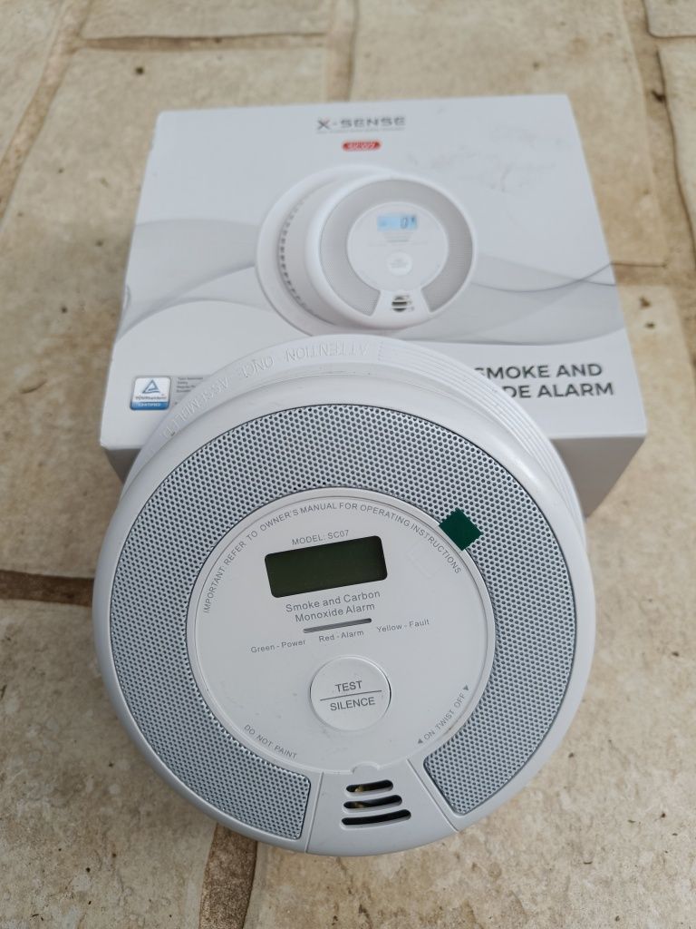 Detector e alarme de monóxido de carbono e fumo