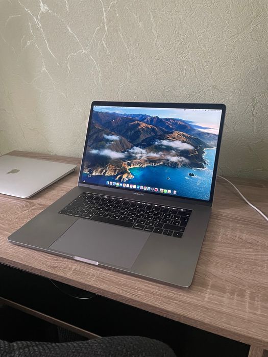 Macbook Pro 15" 2018 16/512GB Intel Core i7 Radeon Pro 555X 4 GB