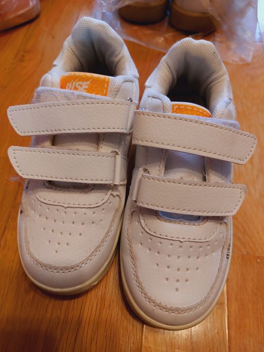 Adidaski dla chłopca białego koloru