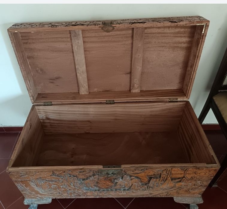 Vendo arca em cânfora, com desenho trabalhados.