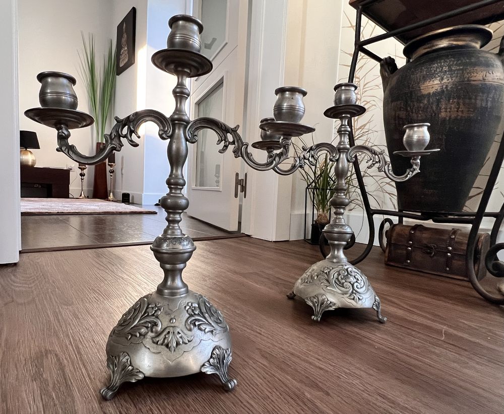 Lindo par castiçais estanho.Tres velas.