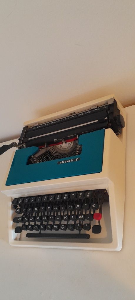 Maquina de Escrever Olivetti T, em bom estado e com maleta