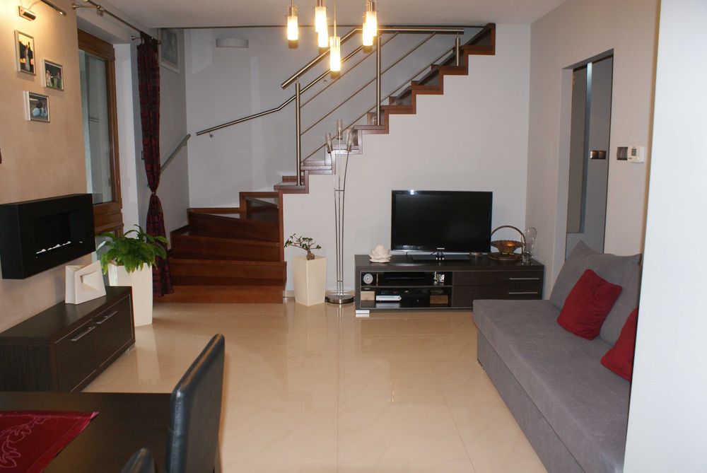 Mieszkanie z garażem i pom. gospodarczym, tarasem i balkonem