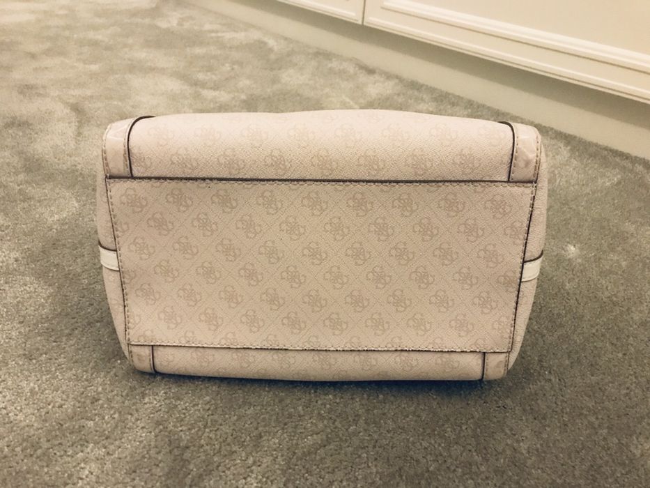 Guess torebka w kolorze delikatnego różu (nowa prawie)