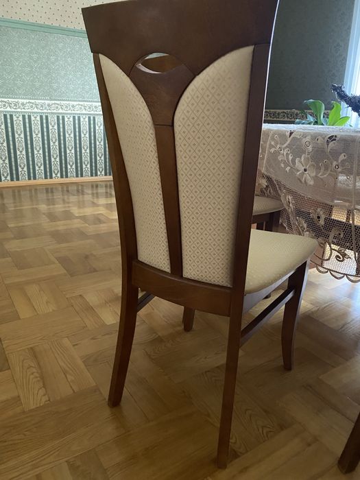 Деревяні крісла в стані нових
