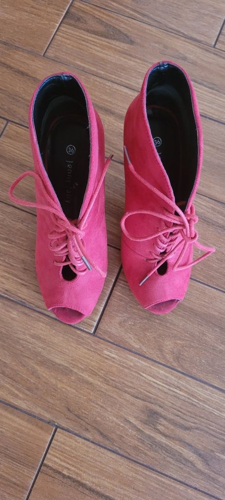Buty na szpilce z odkrytymi palcami