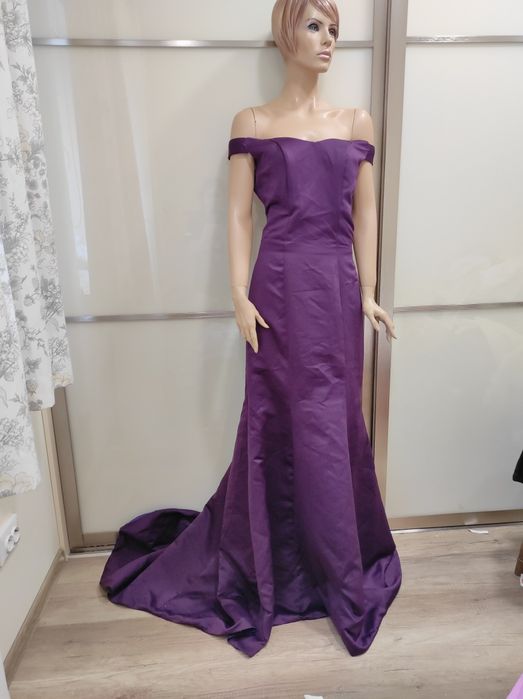 Шикарне плаття зі шлейфом