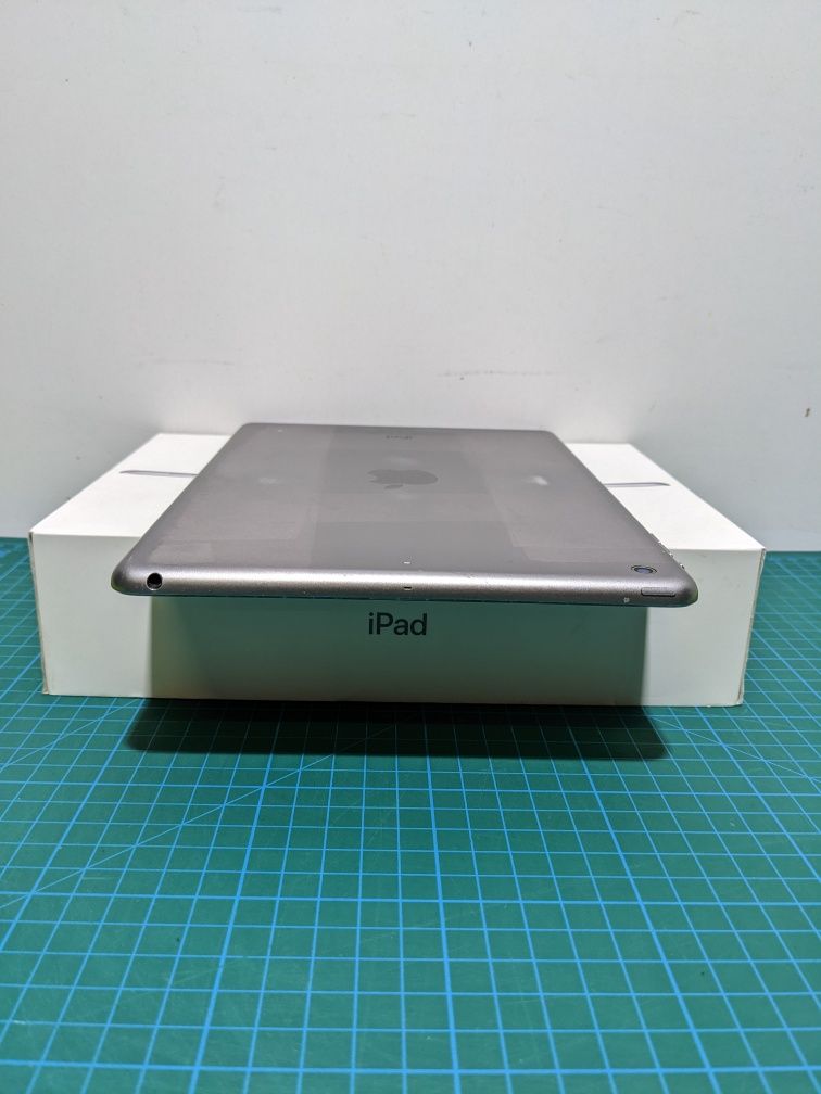 Планшет Apple Ipad Air A1474 16GB Gray (1)