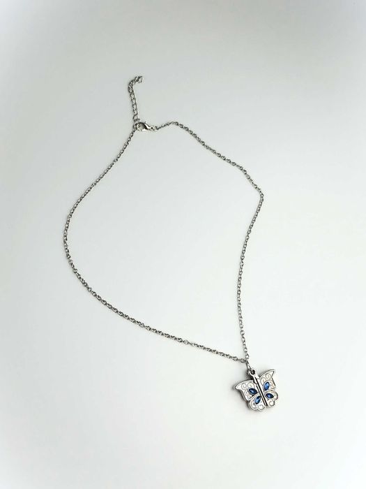 Nowy srebrny naszyjnik z otwieraną zawieszką motyla z sercem w środku