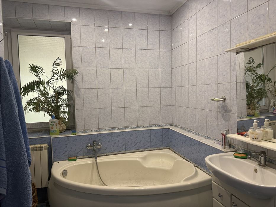 Житловий будинок поруч з річкою Південний Буг