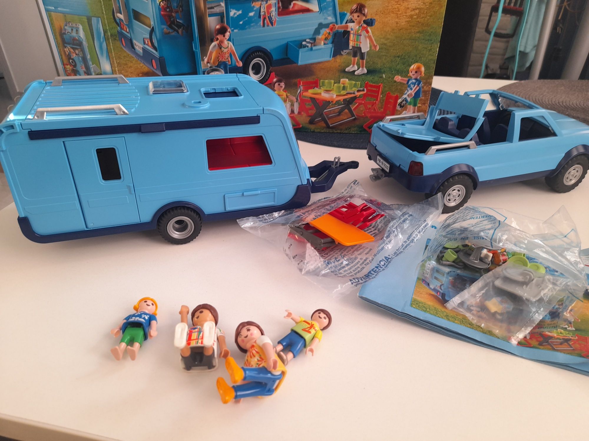 Klocki Playmobil Family 9502 Pick-Up z przyczepą kempi