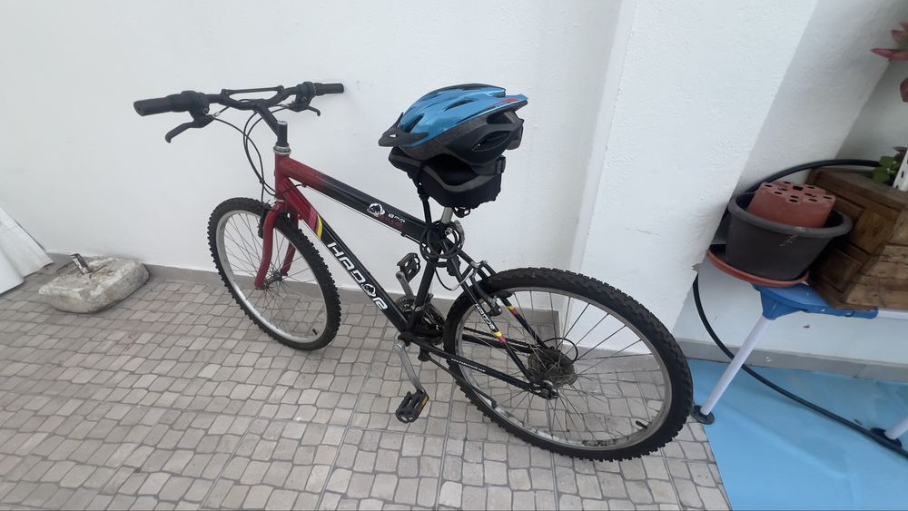 Bicicleta Vermelha usada + capacete