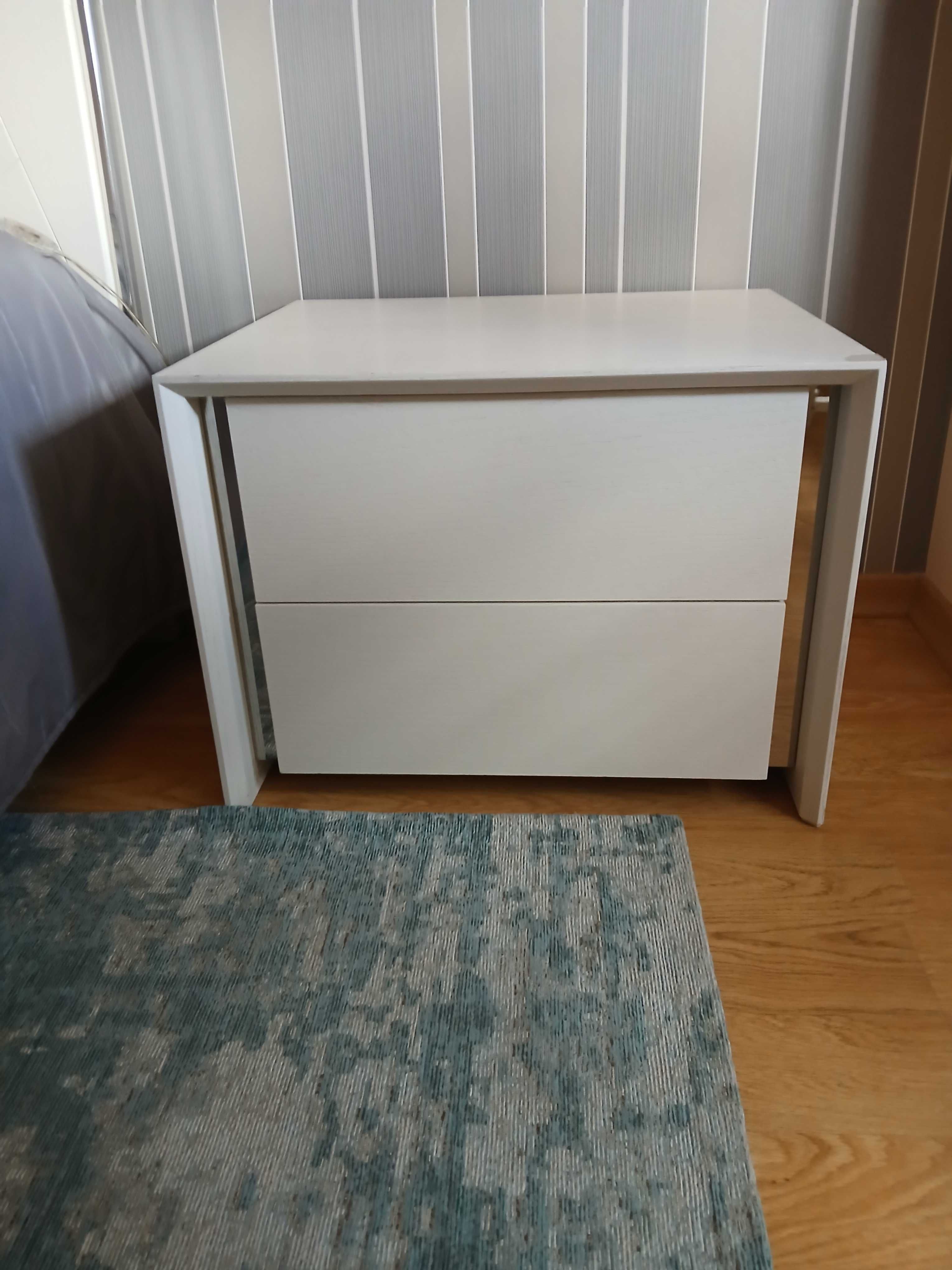 Cama casal com colchão, mesas cabeceira e cómoda - Octosólido