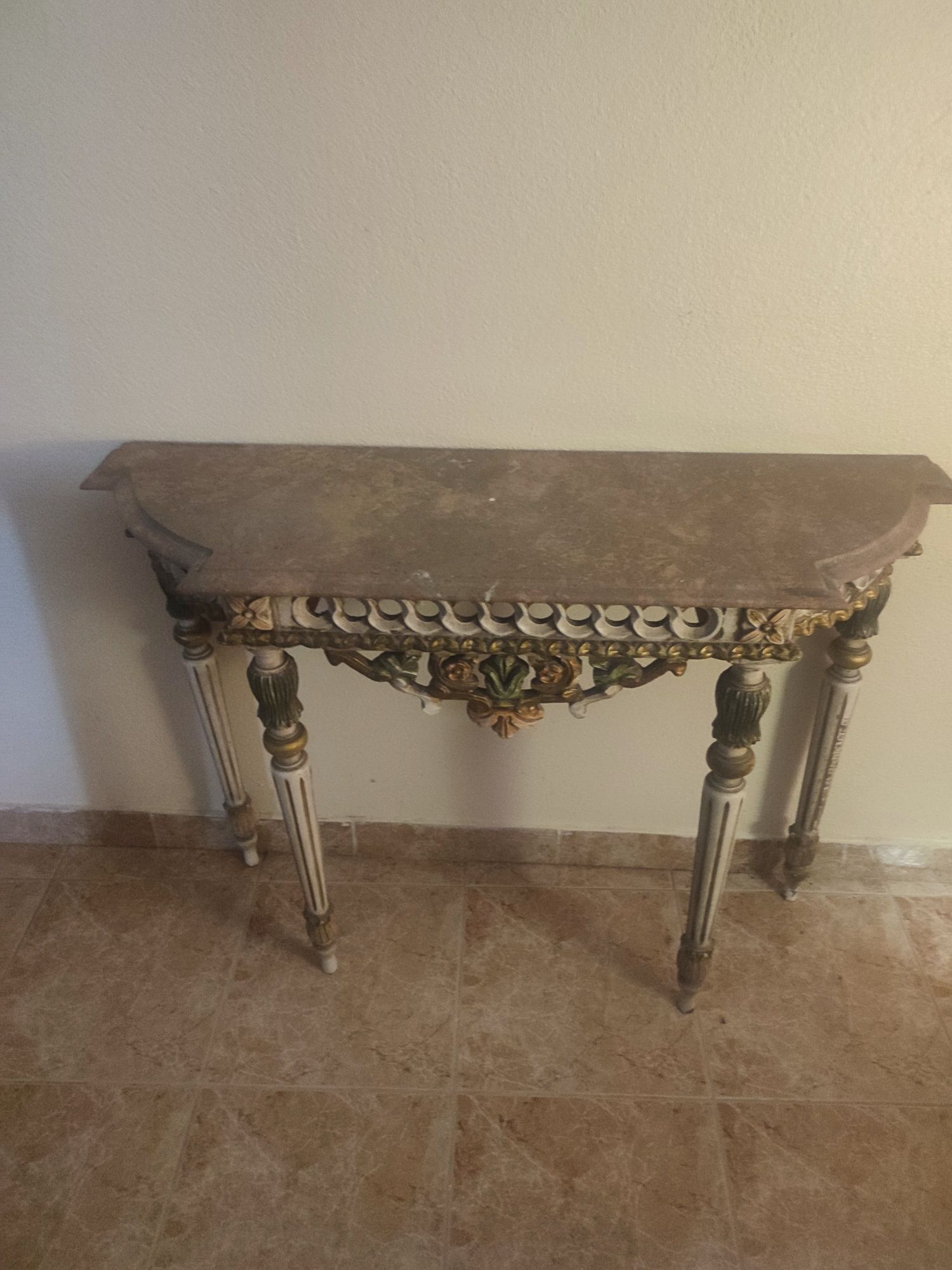 Consola com tampo a imitar mármore.
