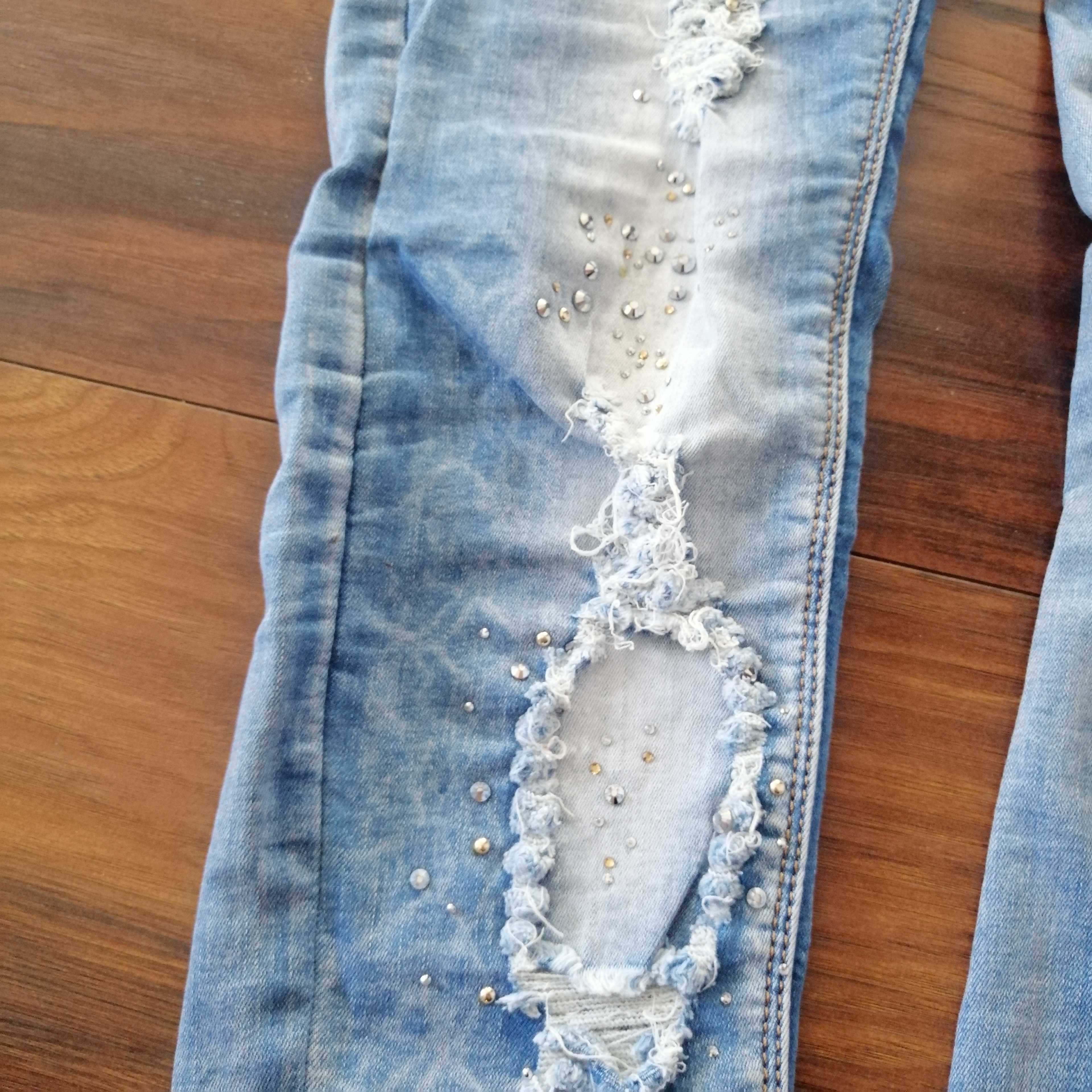 Jeans z dżetami i "dziurami", r. L