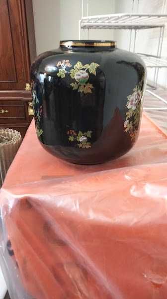 Pote decorativo preto com motivos dourados