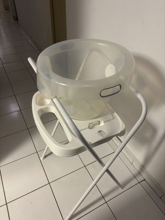 Banheira (e balde) para banho de bébé com suporte único (como novo)