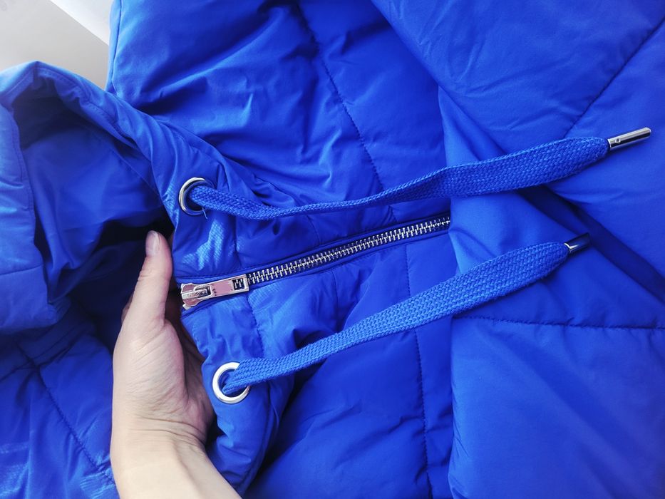 Куртка в насиченому синьому кольорі.