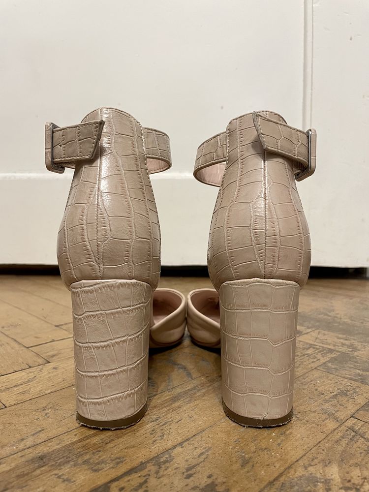 Buty na obcasie. Ideal Shoes