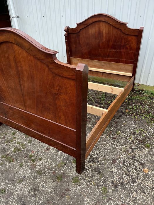 Stare łóżko Biedermeier .