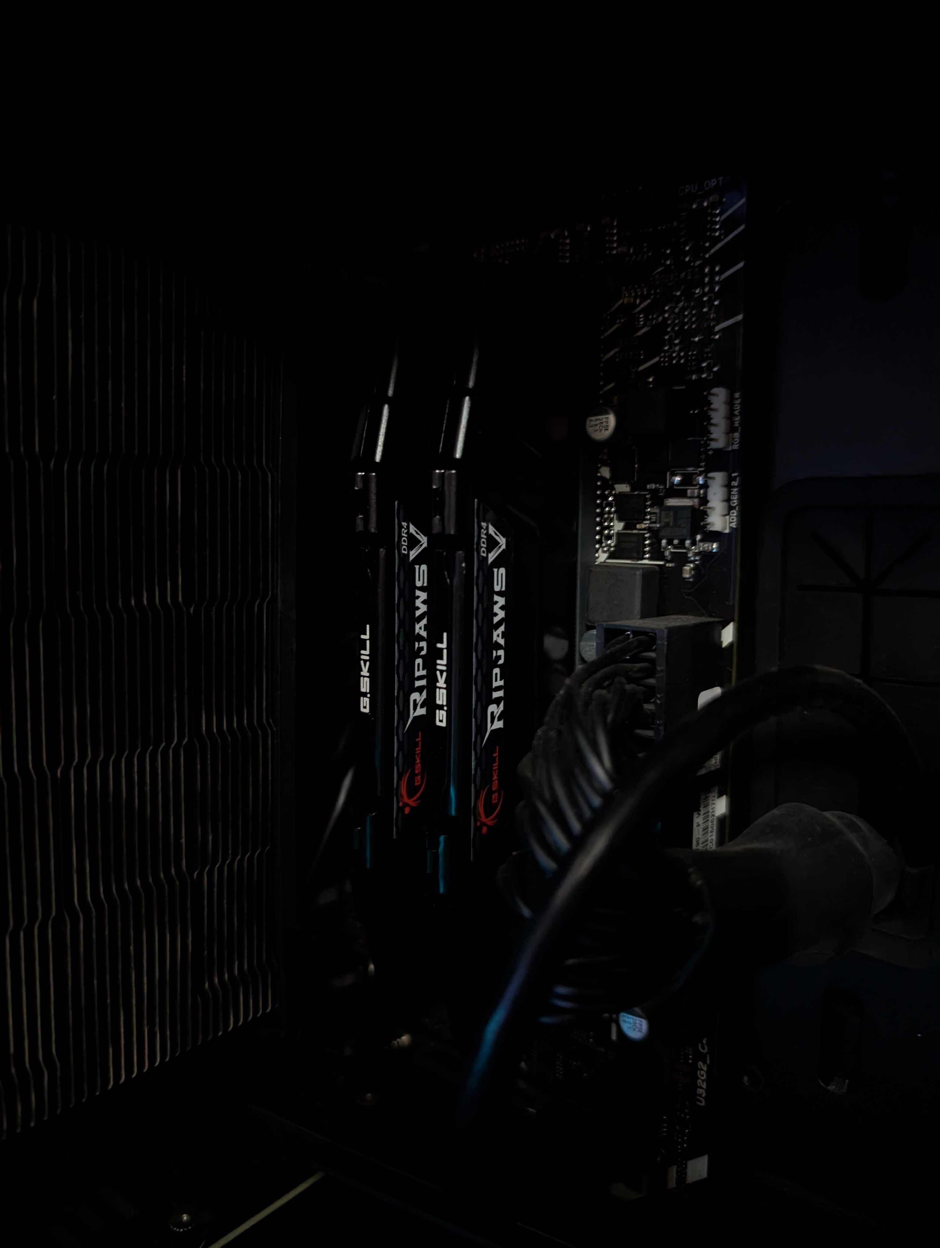 Torre Gaming 13700KF 4070 Ti 64GB 1TB+500GB