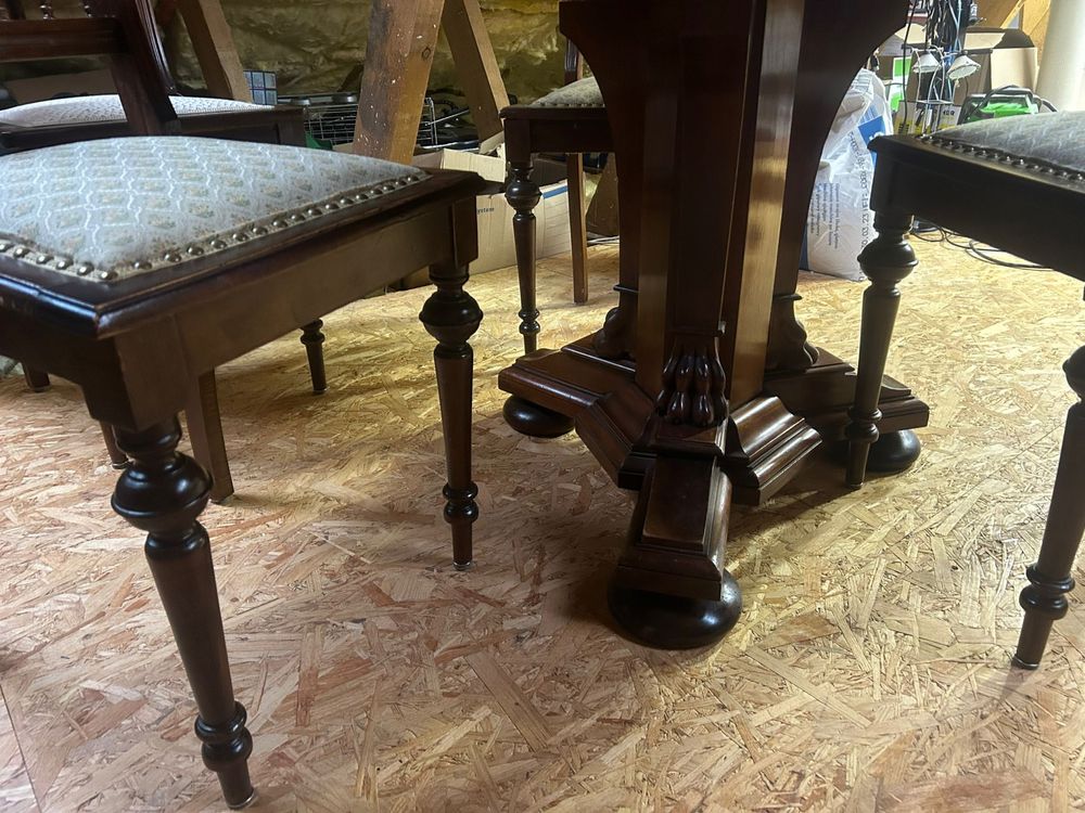 Stary drewniany stół z 4 krzesłami