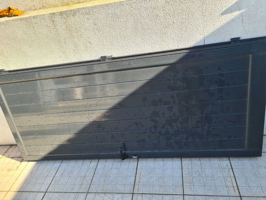 Ofereço  porta aluminio usada